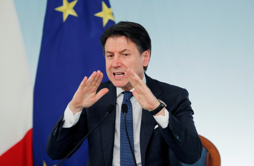 Italský premiér Giuseppe Conte se rozhodl uzavřít obchody, bary i kadeřnictví (11. 3. 2020)