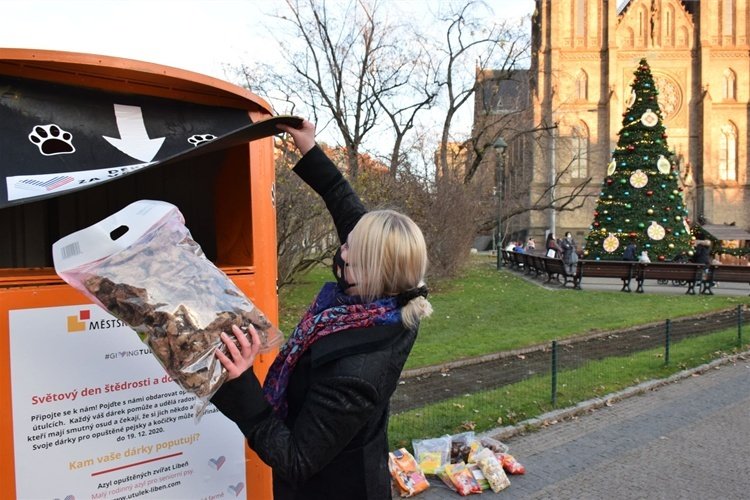 Do Giving Tuesday se zapojila i Praha 2, kde lze do sběrného kontejneru vložit krmení nebo hračky pro opuštěné pejsky
