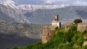 Nad Gjirokastrou se tyčí starý hrad. Nad Gjirokastrou se tyčí starý hrad.