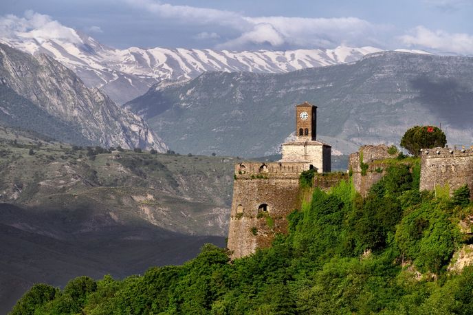 Nad Gjirokastrou se tyčí starý hrad. Nad Gjirokastrou se tyčí starý hrad.