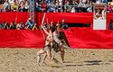 Gladiátoři bojovali v aréně před početným publikem