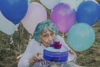 Rozverná babička je hitem internetu. Neuvěříte, jak slavila 98. narozeniny