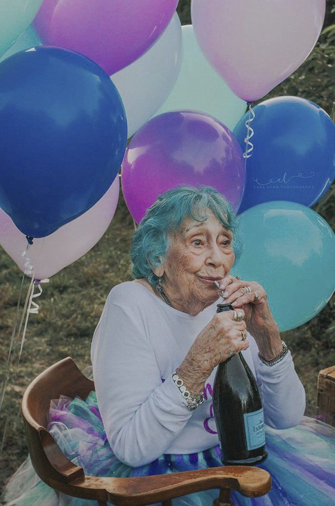 Gladys si oslavu svých 98. narozenin opravdu užila. Gladys si oslavu svých 98. narozenin opravdu užila.