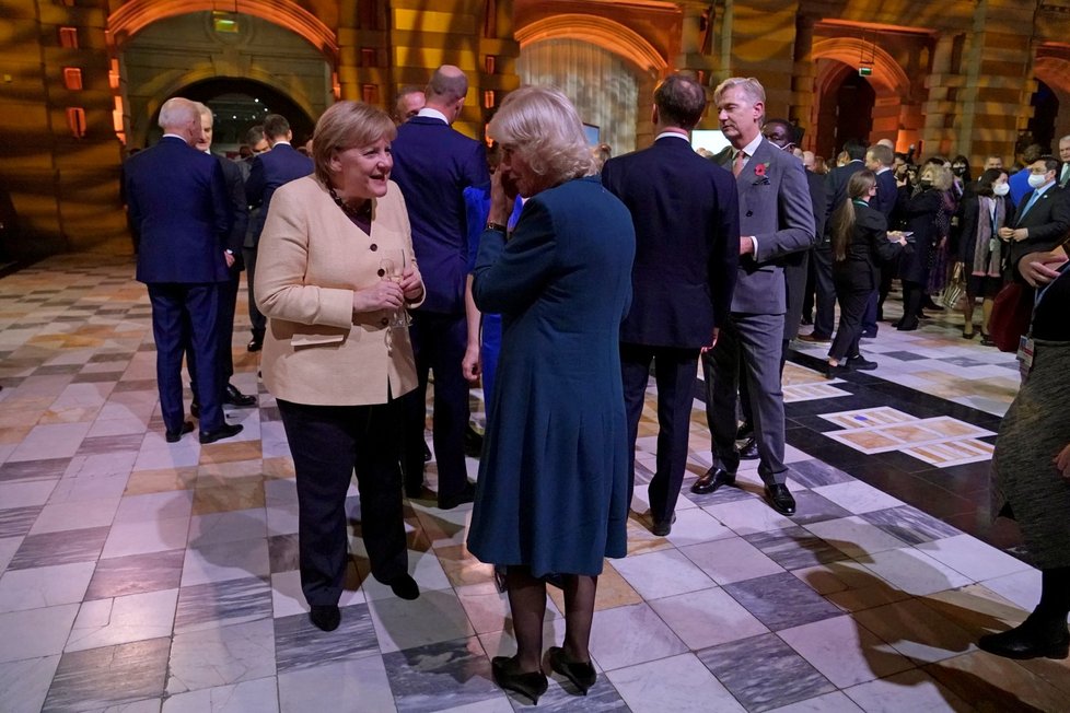Slavnostní recepce na COP26 v Glasgow: Německá kancléřka Angela Merkelová během rozhovoru s vévodkyní Camillou (1.11.2021)