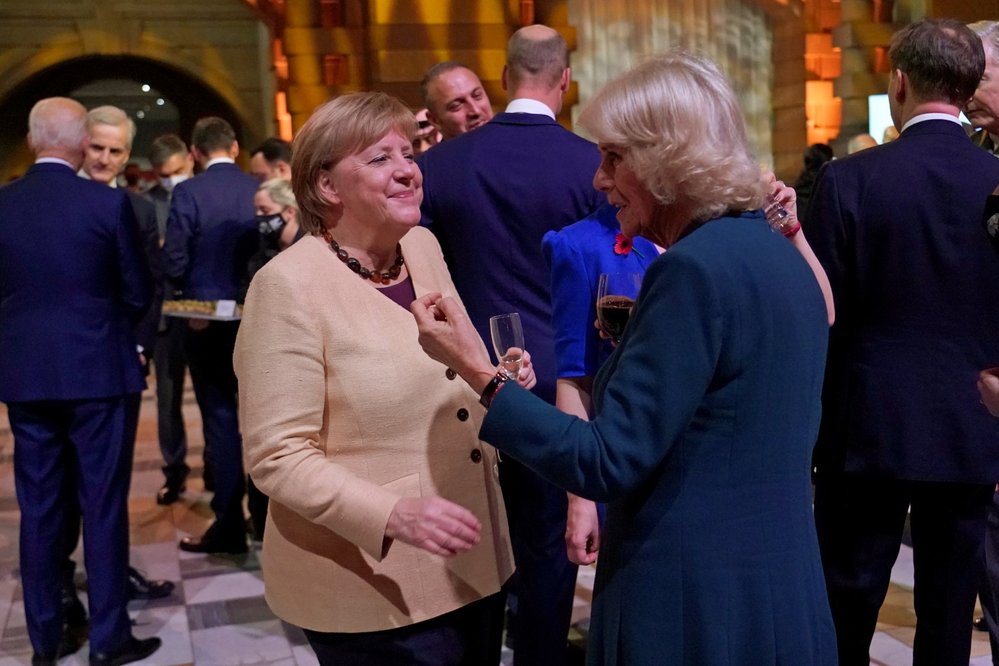 Slavnostní recepce na COP26 v Glasgow: Německá kancléřka Angela Merkelová během rozhovoru s vévodkyní Camillou (1.11.2021)