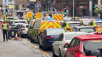 Útok v Glasgow: Na místě jsou tři mrtví, pobodán byl i policista