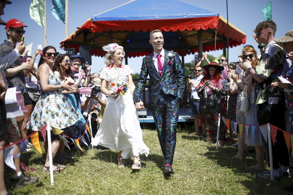 Netradiční festivalovou svatbu si užil britský pár Jack Watney (32) a Sarah Adey (31). Své ano si řekli v extravagantních pestrobarevných oděvech na pódiu Croissant Neuf stage, které později patřilo kapelám.
