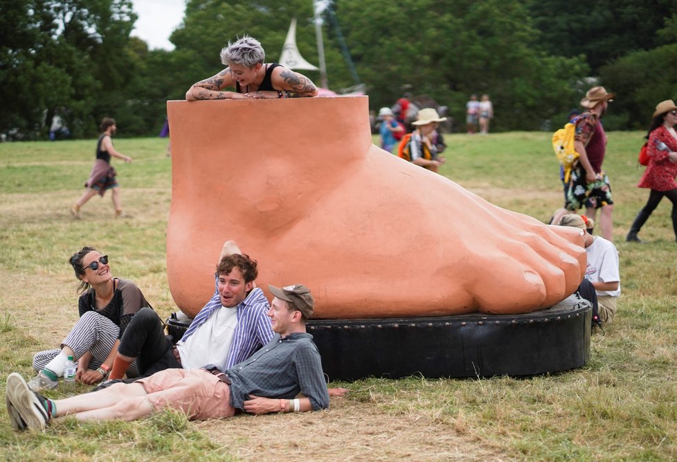 Festival Glastonbury je přehlídkou pestrobarevných kostýmů, výstředností až bizarností. Návštěvníci se snaží zaujmout a nebojí se udělat si ze sebe legraci.