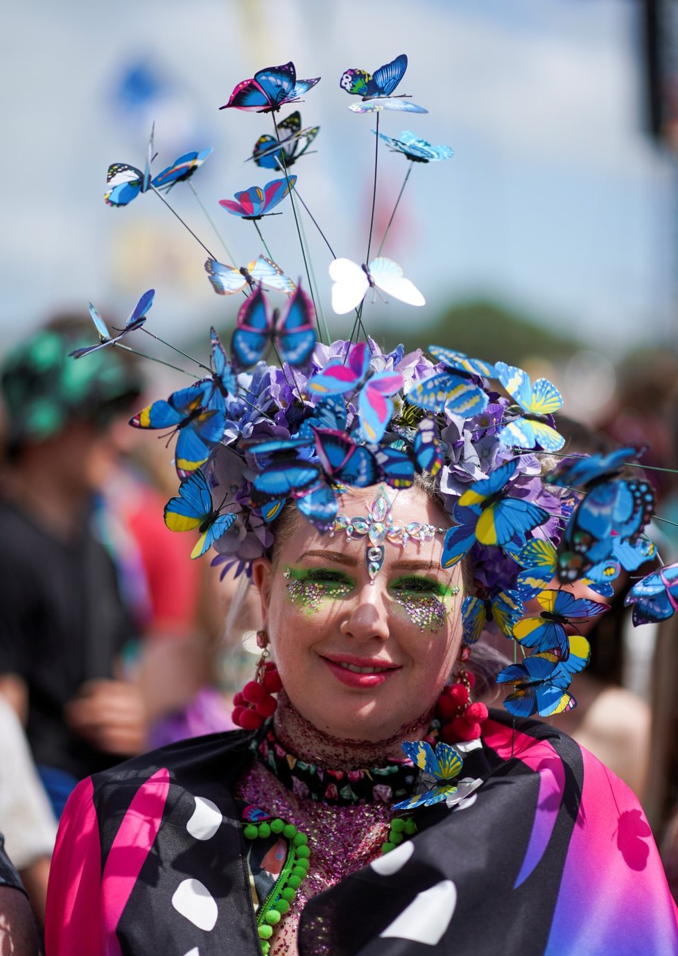 Festival Glastonbury je přehlídkou pestrobarevných kostýmů, výstředností až bizarností. Návštěvníci se snaží zaujmout a nebojí si ze sebe udělat legraci