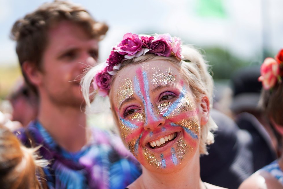 Festival Glastonbury je přehlídkou pestrobarevných kostýmů, výstředností až bizarností. Návštěvníci se snaží zaujmout a nebojí se udělat si ze sebe legraci.