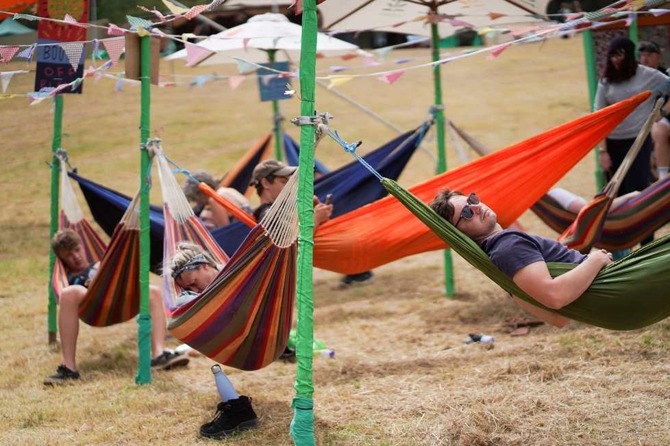 Festival Glastonbury je přehlídkou pestrobarevných kostýmů, výstředností až bizarností. Návštěvníci se snaží zaujmout a nebojí si ze sebe udělat legraci