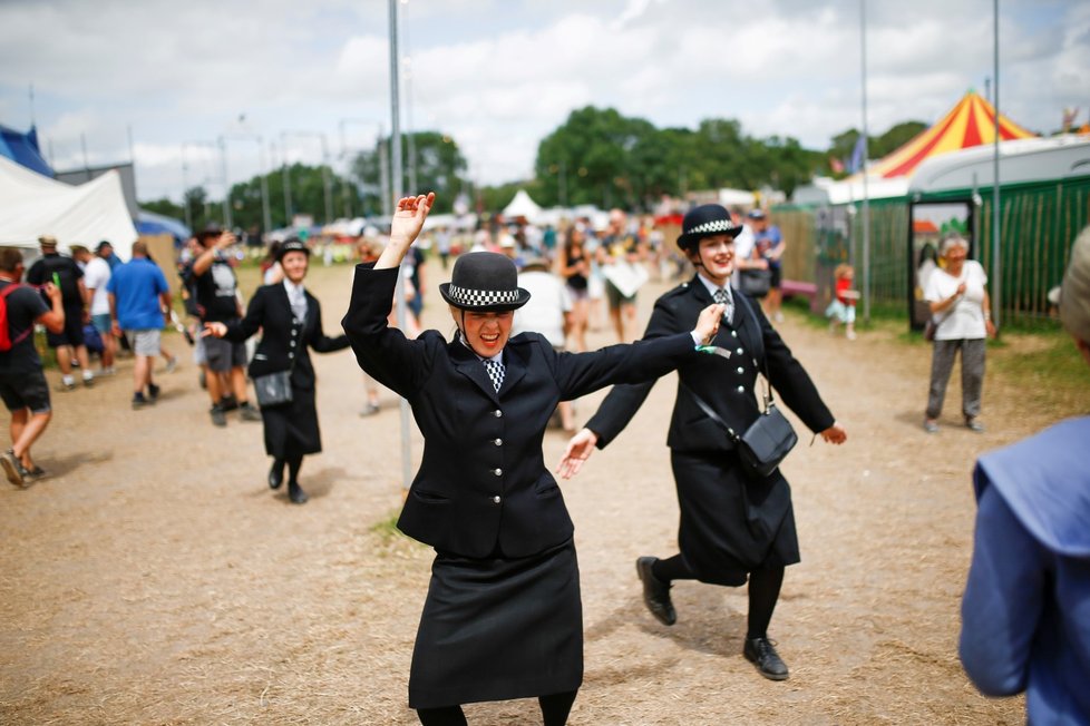 Festival Glastonbury je přehlídkou pestrobarevných kostýmů, výstředností až bizarností. Návštěvníci se snaží zaujmout a nebojí se udělat si ze sebe legraci.