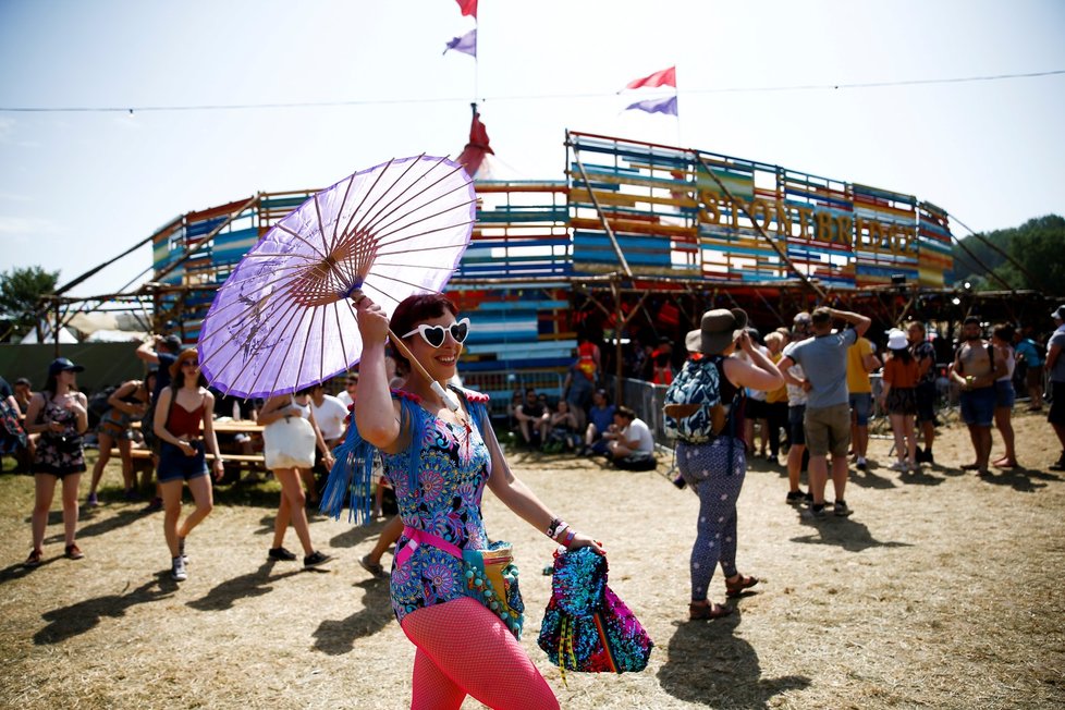 Festival Glastonbury je přehlídkou pestrobarevných kostýmů, výstředností až bizarností. Návštěvníci se snaží zaujmout a nebojí se udělat si ze sebe legraci.