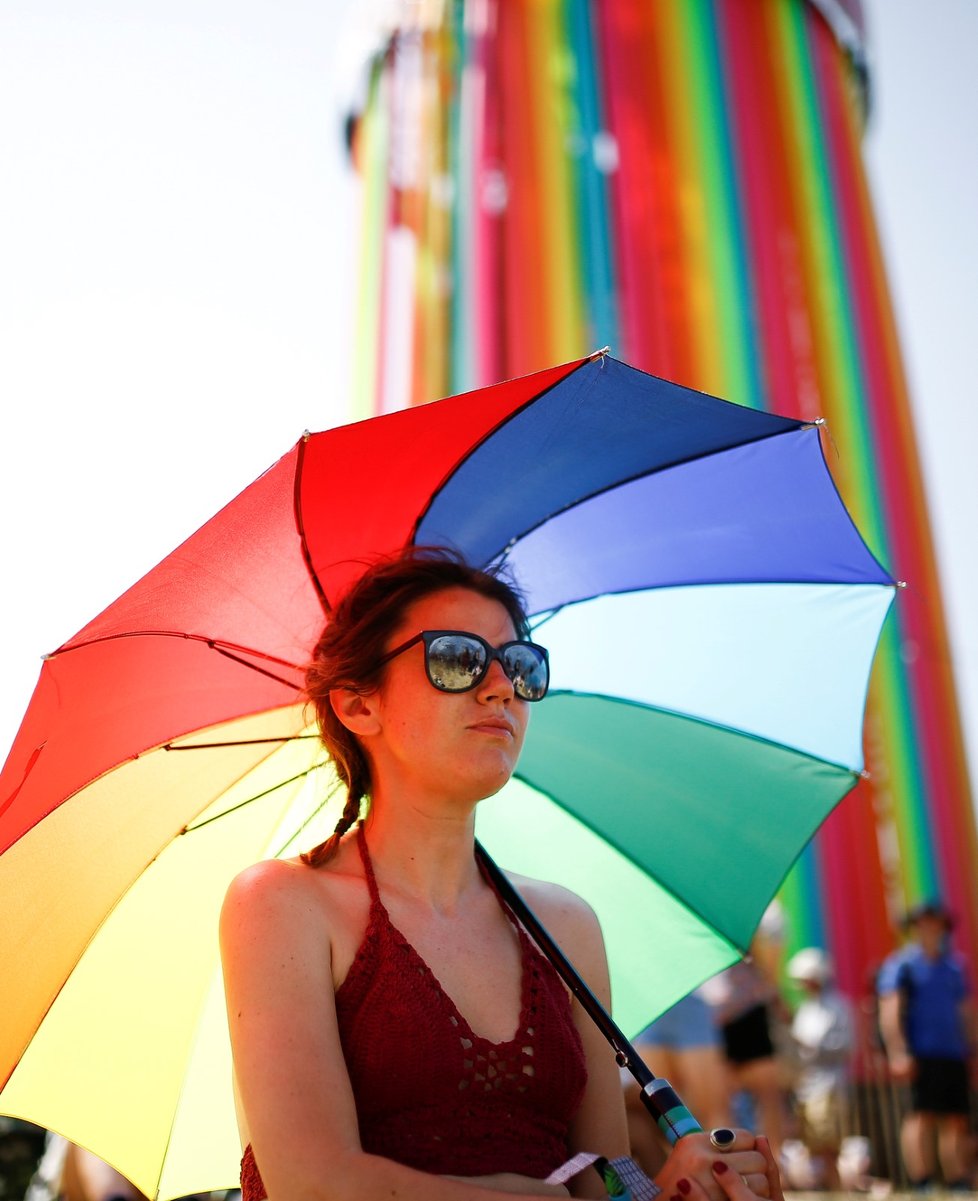 Festival Glastonbury je přehlídkou pestrobarevných kostýmů, výstředností až bizarností. Návštěvníci se snaží zaujmout a nebojí si ze sebe udělat legraci