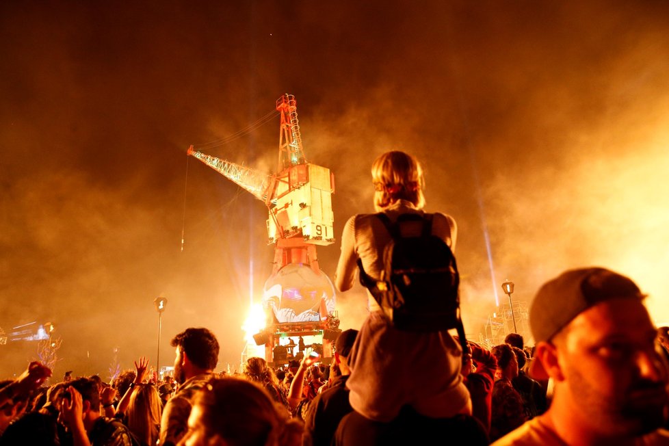 Festival Glastonbury je přehlídkou pestrobarevných kostýmů, výstředností až bizarností. Návštěvníci se snaží zaujmout a nebojí si ze sebe udělat legraci