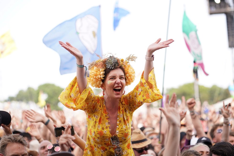 Festival Glastonbury je přehlídkou pestrobarevných kostýmů, výstředností až bizarností. Návštěvníci se snaží zaujmout a nebojí si ze sebe udělat legraci