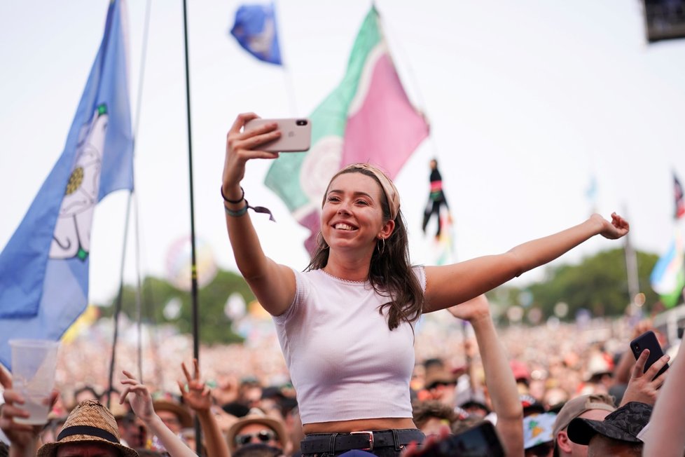 Festival Glastonbury je přehlídkou pestrobarevných kostýmů, výstředností až bizarností. Návštěvníci se snaží zaujmout a nebojí se udělat si ze sebe legraci.