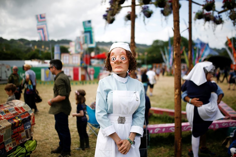 Festival Glastonbury je přehlídkou pestrobarevných kostýmů, výstředností až bizarností. Návštěvníci se snaží zaujmout a nebojí se udělat si ze sebe legraci.