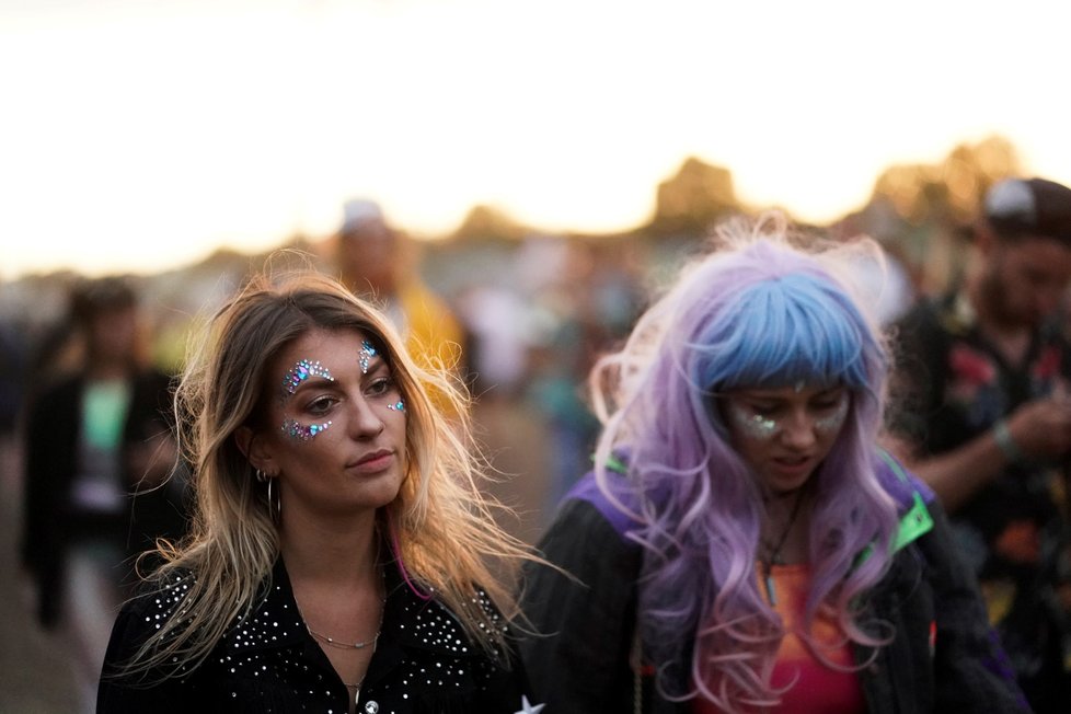 Festival Glastonbury je přehlídkou pestrobarevných kostýmů, výstředností až bizarností. Návštěvníci se snaží zaujmout a nebojí se udělat si ze sebe legraci.