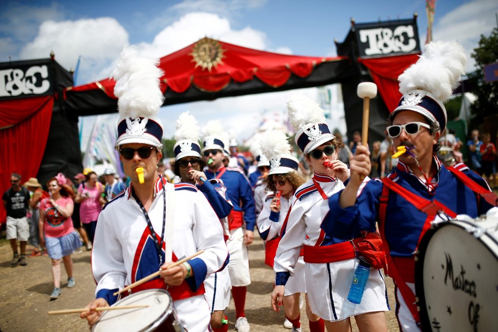 Festival Glastonbury je přehlídkou pestrobarevných kostýmů, výstředností až bizarností. Návštěvníci se snaží zaujmout a nebojí se udělat si ze sebe legraci.