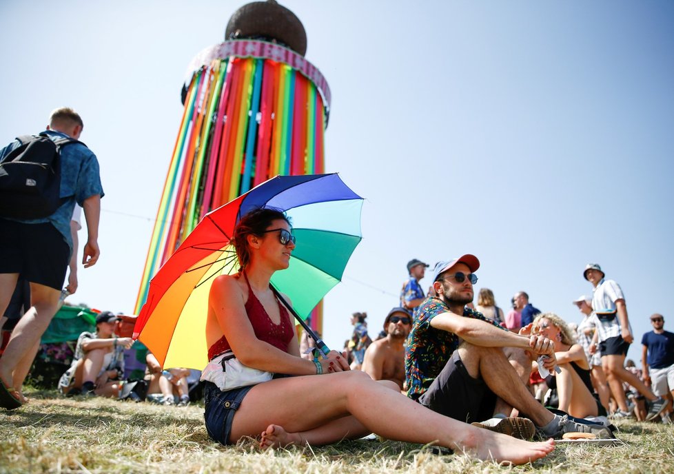 Festival Glastonbury je přehlídkou pestrobarevných kostýmů, výstředností až bizarností. Návštěvníci se snaží zaujmout a nebojí si ze sebe udělat legraci