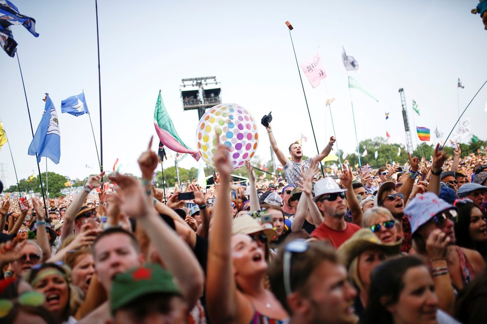 Festival Glastonbury je přehlídkou pestrobarevných kostýmů, výstředností až bizarností. Návštěvníci se snaží zaujmout a nebojí se udělat si ze sebe legraci.