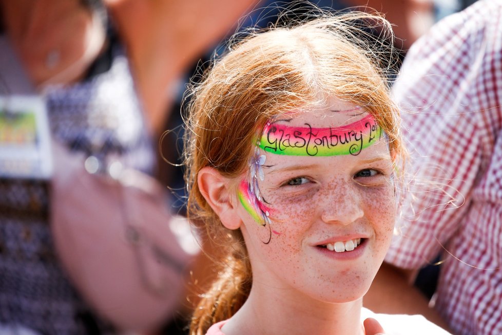 Festival Glastonbury je přehlídkou pestrobarevných kostýmů, výstředností až bizarností. Návštěvníci se snaží zaujmout a nebojí si ze sebe udělat legraci