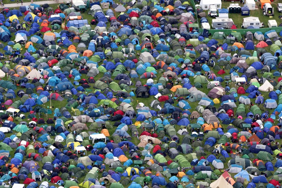 Stanové peklo v Glastonbury: Desetitisíce lidí se tísní ve stanovém městečku, boháči mají luxusní jurtu.