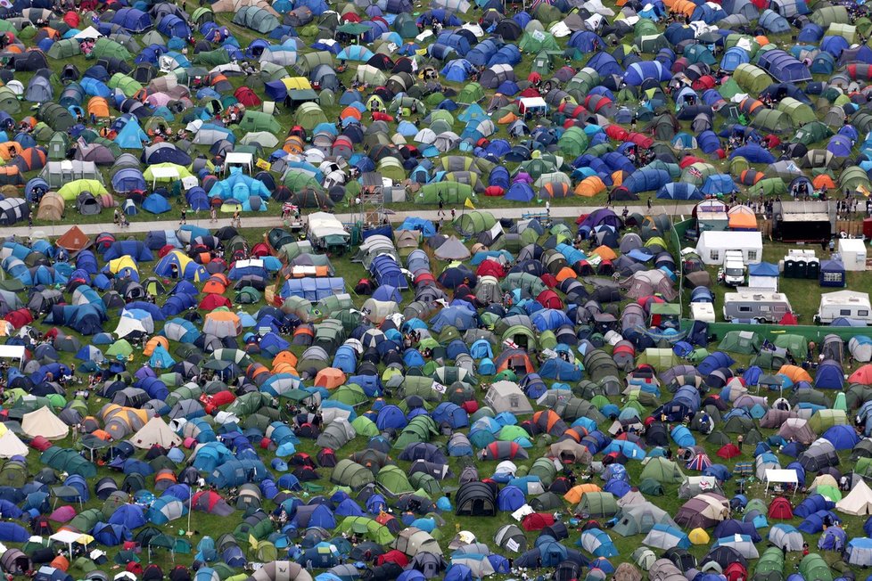 Stanové peklo v Glastonbury: Desetitisíce lidí se tísní ve stanovém městečku, boháči mají luxusní jurtu.