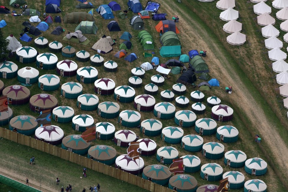 Stanové peklo v Glastonbury: Desetitisíce lidí se tísní ve stanovém městečku, boháči mají luxusní jurtu.