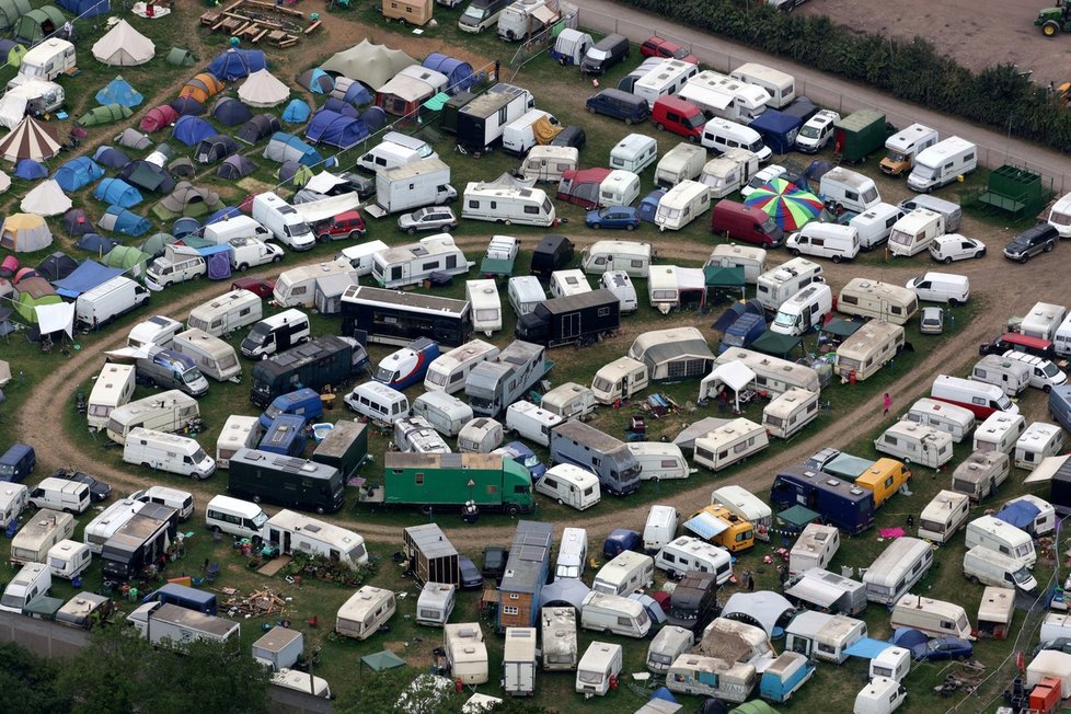 Stanové peklo v Glastonbury: Desetitisíce lidí se tísní ve stanovém městečku, boháči mají luxusní jurtu.