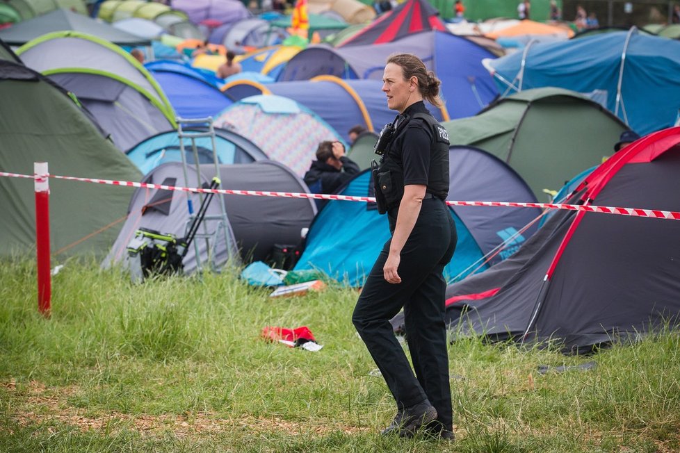 Stanové peklo v Glastonbury: Desetitisíce lidí se tísní ve stanovém městečku, boháči mají luxusní jurtu.