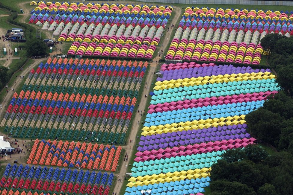 Stanové peklo v Glastonbury: Desetitisíce lidí se tísní ve stanovém městečku, boháči mají luxusní jurtu.