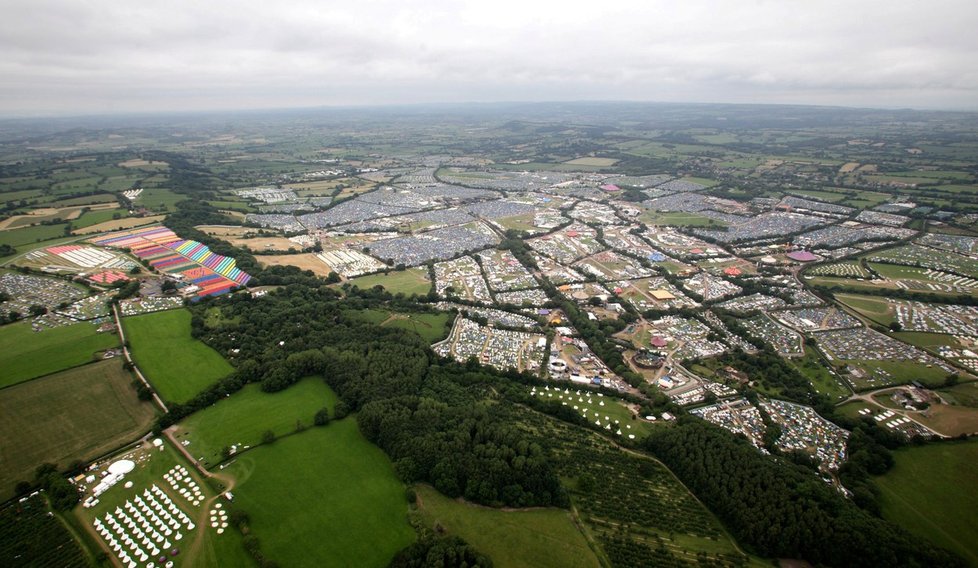 Stanové peklo v Glastonbury: Desetitisíce lidí se tísní ve stanovém městečku, boháči mají luxusní jurtu.