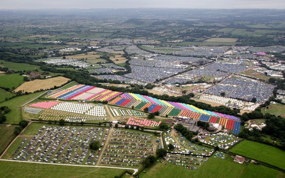 Stanové peklo v Glastonbury: Desetitisíce lidí se tísní ve stanovém městečku, boháči mají luxusní jurtu.