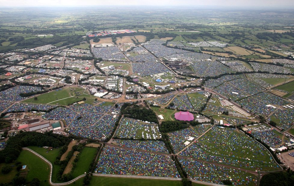 Stanové peklo v Glastonbury: Desetitisíce lidí se tísní ve stanovém městečku, boháči mají luxusní jurtu.