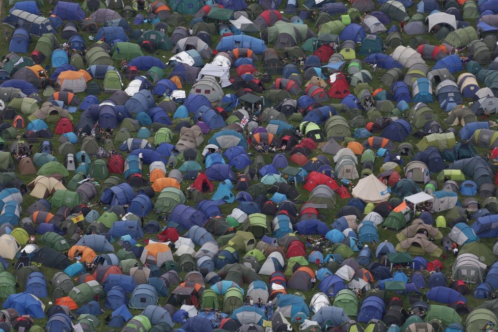 Stanové peklo v Glastonbury: Desetitisíce lidí se tísní ve stanovém městečku, boháči mají luxusní jurtu.