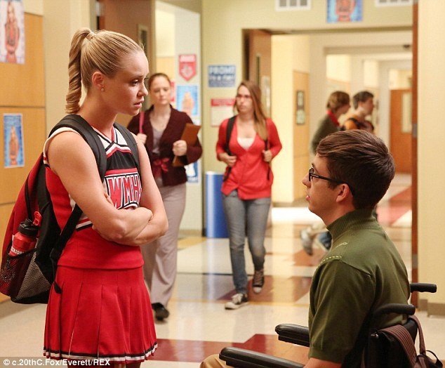 Becca hraje v prokletém seriálu Glee