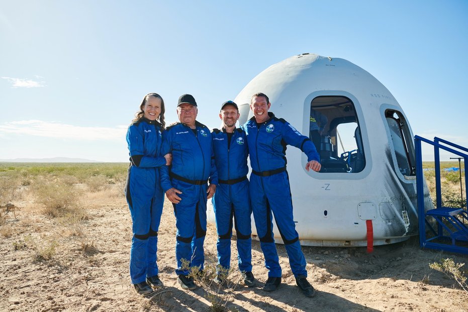 ČERVENEC: Raketa New Shepard společnosti New Origin vynesla modul s nejbohatším mužem světa Jeffem Bezosem a třemi dalšími turisty ke hranici vesmíru.