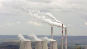 Takhle vypouští CO2 do ovzduší uhelná elektrárna Počerady na Mostecku.