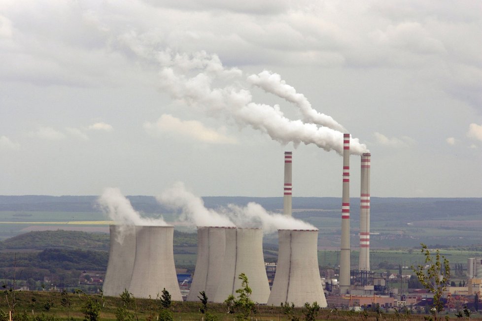 Takhle vypouští CO2 do ovzduší uhelná elektrárna Počerady na Mostecku.