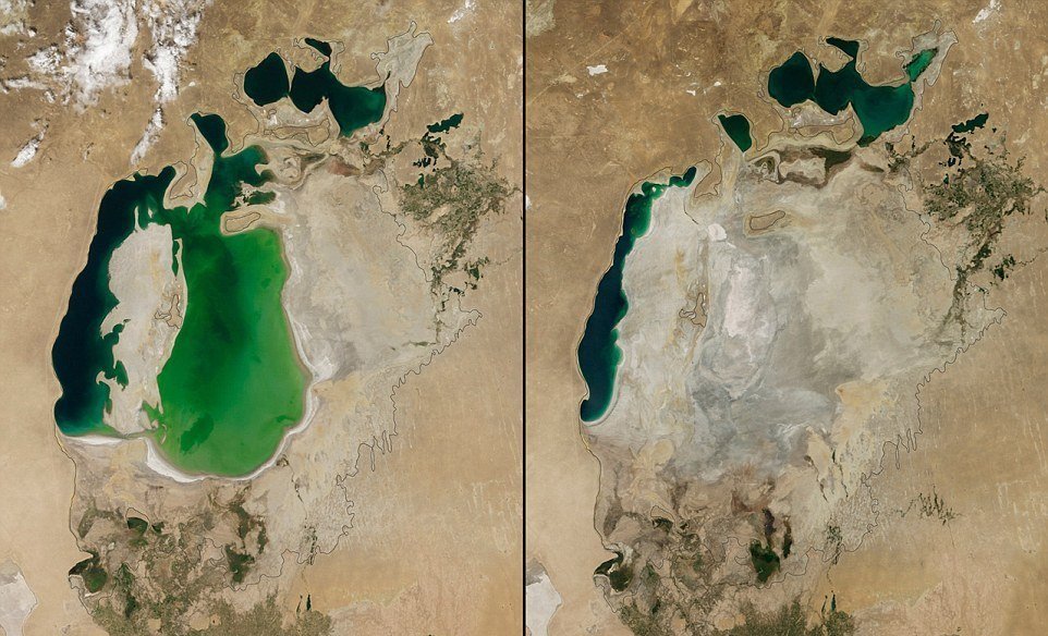 Aralské jezero v Kazachstánu rapidně vyprahlo. Na snímcích v letech 1960 a 2000.