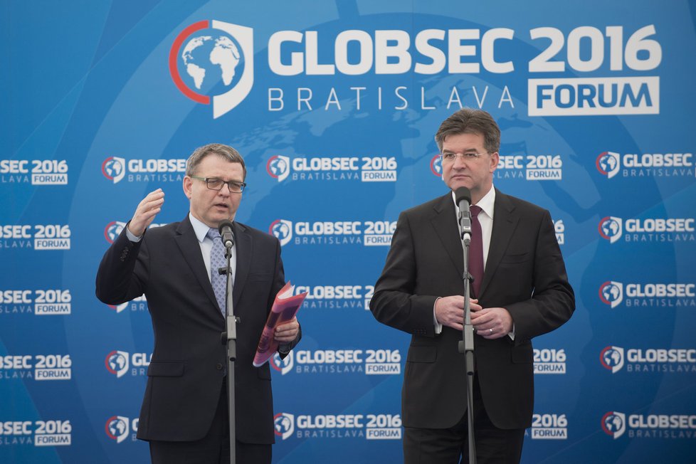 GlobSec 2016 v Bratislavě: Lubomír Zaorálek na svém panelu. Vpravo slovenský ministr zahraničí Martin Lajčák