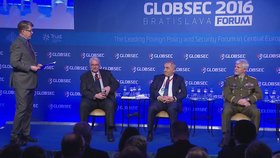 GlobSec 2016 v Bratislavě: Vpravo generál Petr Pavel