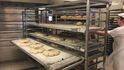 Příprava chleba v pekárně Globusu