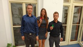Studenti vyvinuli moderní glukometr, který by měl zaujmout děti i mladé. Uprostřed je Barbora Suchanová.