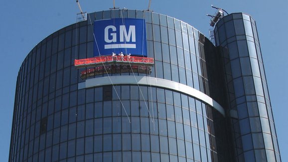 Zase ty airbagy... General Motors svolá téměř šest milionů aut