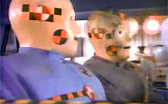 VIDEO: Bezpečnostní osvěta po Americku - crash-test dummies i živí cestující