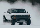 GMC Hummer EV řádí na sněhu a ledu. Láká tím na premiéru SUV