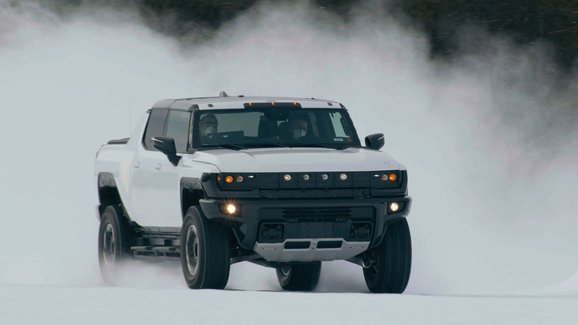 GMC Hummer EV řádí na sněhu a ledu. Láká tím na premiéru SUV